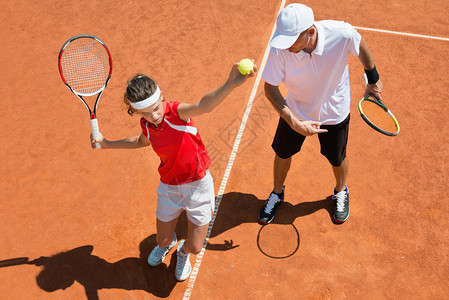 少年网球员与网球教练图片