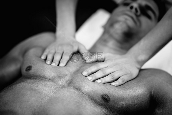 做男胸部按摩的理疗师黑白照片有图片