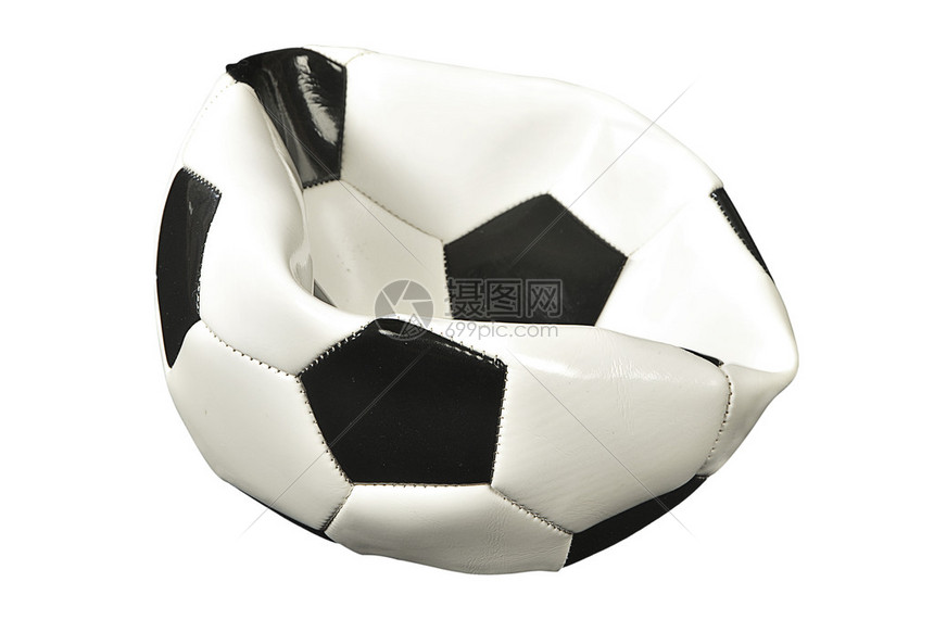 一个传统的黑色和白色新减缩的足球孤立在白人图片