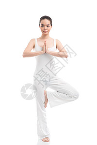 女孩在做瑜伽时保持平衡图片