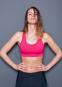 一个运动女在体上流汗健身后图片