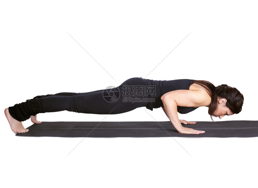 全长的肖像美丽的女人推上健身垫在沙图兰加图片