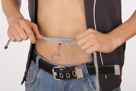 测量腰围的肌肉男图片