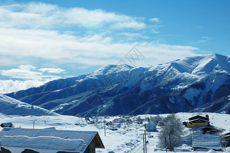 被雪覆盖的小村庄和山脉图片