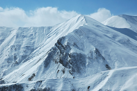 冬天雪下的山图片