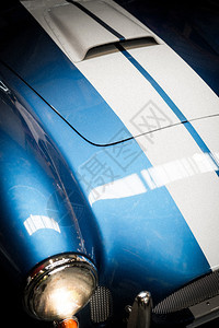 蓝色经典汽车的近光图片