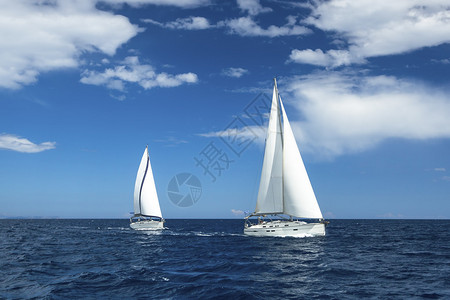帆船赛中的小船豪华游艇图片