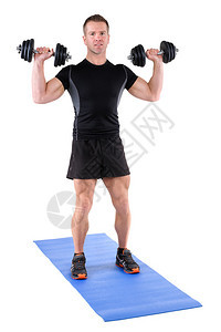 年轻男子健身教练显示起立姿势站立哑铃肩膀按键图片