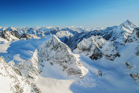 瑞士阿尔卑斯山的脉景色很美图片