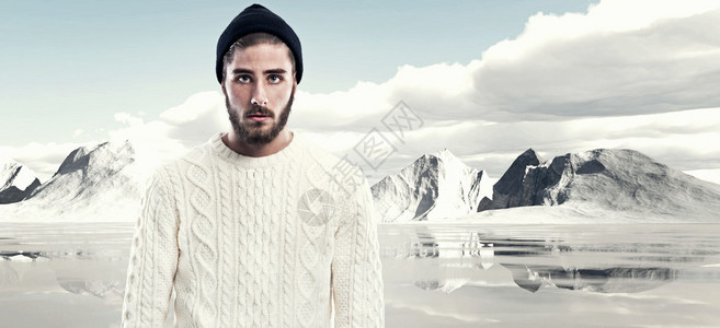 穿着白色羊毛衫和黑帽在雪山风景外的门外图片
