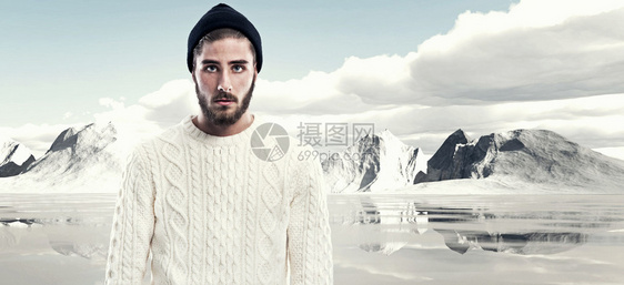 穿着白色羊毛衫和黑帽在雪山风景外的门外图片