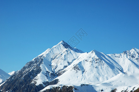 冬天雪下的高山背景图片