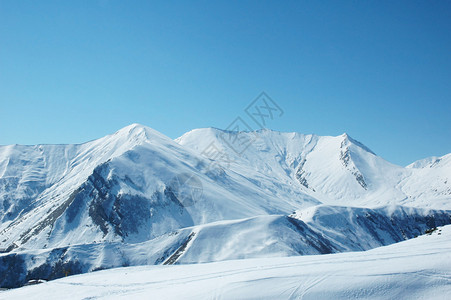 冬天雪下的高山图片