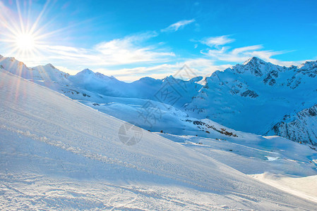 有雪峰的冬天山图片