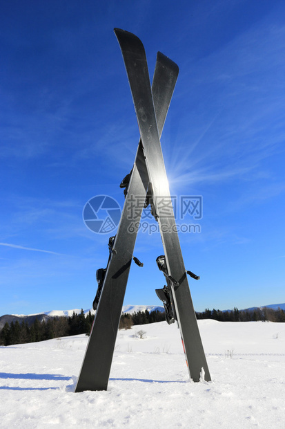 冬季度假胜地雪上的山地滑雪图片