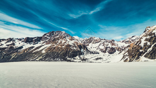 雪山的冬季风景与蓝天相比美丽的自然景色背图片