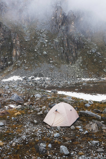 在冬季山区用帐篷宿营背着图片