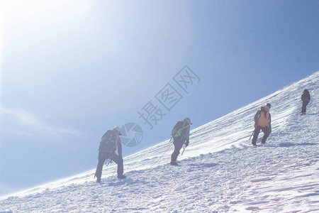 一群登山者爬上了一座雪山图片