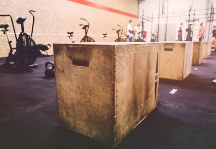 健身房木制训练箱和重金属图片