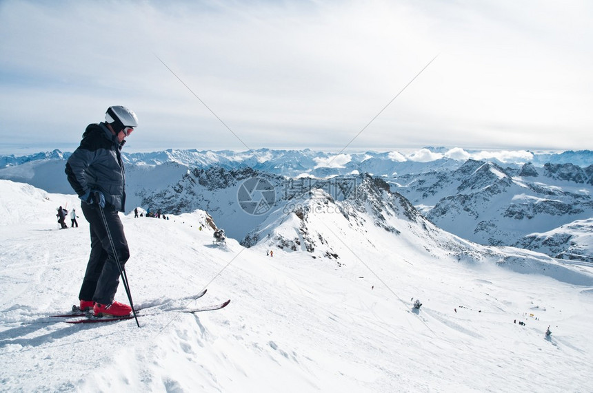 滑雪者检查斜坡图片