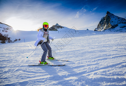 日尼在瑞士阿尔卑斯山滑雪的少女背图片