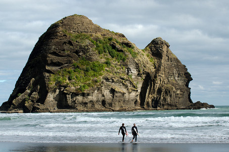 2013年6日皮哈海滩的冲浪者它是新西兰板骑马的发源地图片