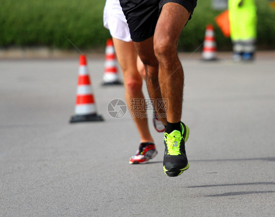 Marathonner跑得非常快冲向通往终点线最后图片