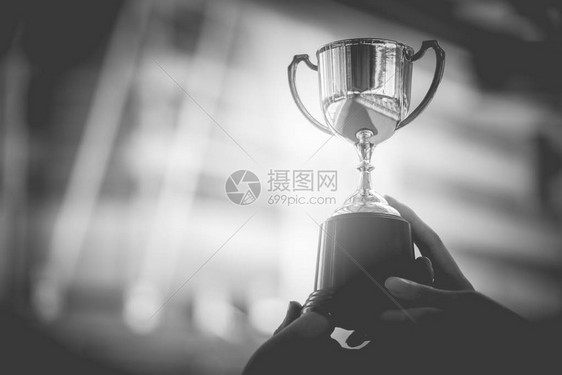 黑色和奖杯与城市成功和成就的概念体育比赛和奖励主题图片