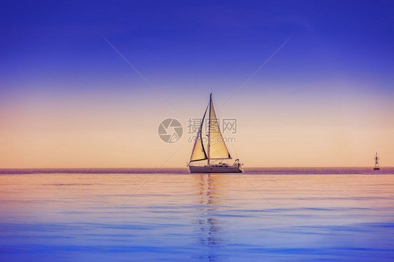 帆船游艇和深蓝的天空图片