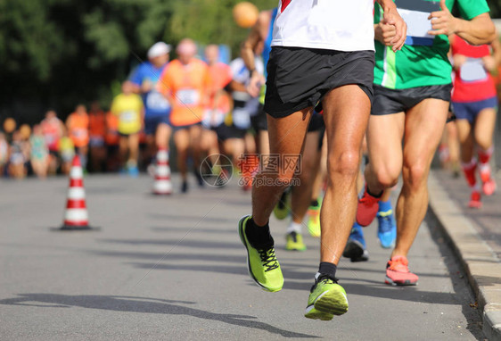 他在马拉松比赛中跑步时的腿图片
