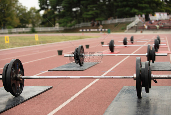 crossfit比赛杠铃重量在田径场上图片