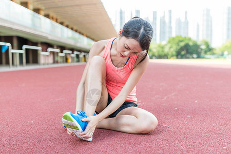 女人单脚痛图片