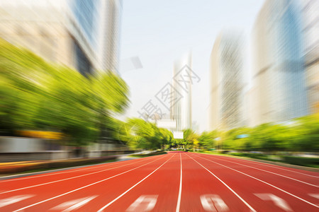 以城市景观为背景的现代城市道路赛跑线图片