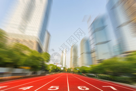 以城市景观为背景的现代城市道路赛跑线图片