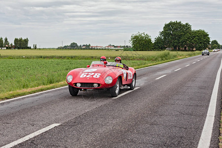 老式赛车法拉利500Mondial1955在拉力赛MilleMiglia2013背景图片