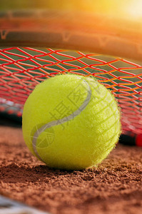 网球场上的网球和拍图片