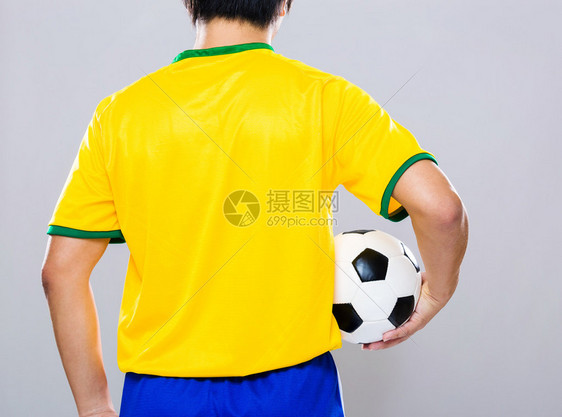 巴西足球运动员的背影图片