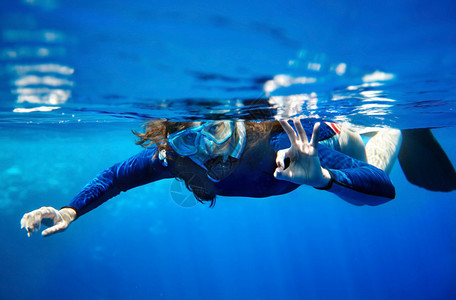 蓝水中的Scuba潜图片
