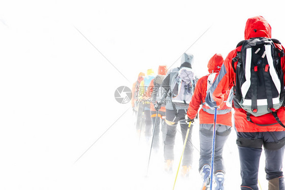 在大Verra冰川上游滑雪者高山群图片