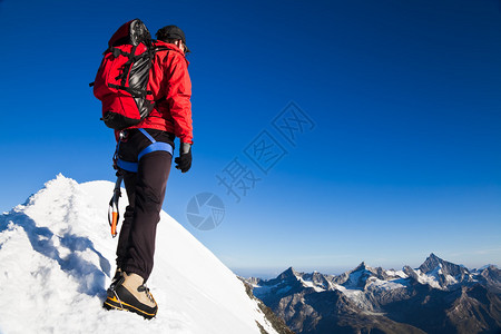 白雪皑的山脊上的登山者图片