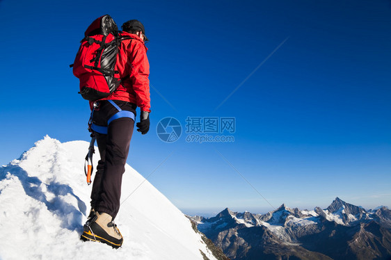 白雪皑的山脊上的登山者图片