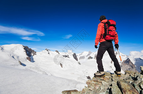 男徒步者站在蒙特罗莎冰川前在高海拔远足中图片