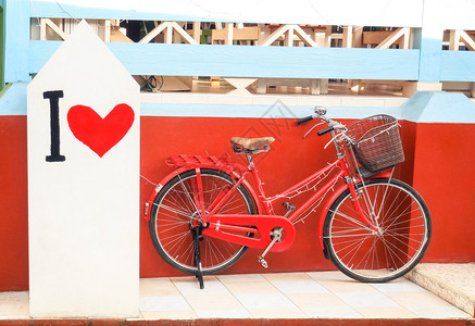 红色旧式自行车涂有我爱图片