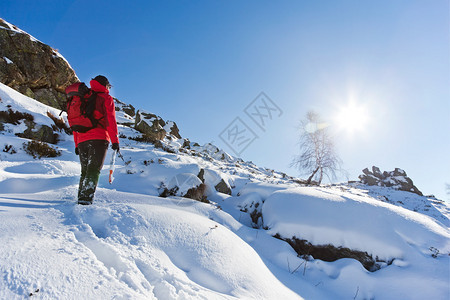 冬季徒步旅行男登山者图片