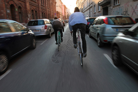 两个骑自行车的人在时骑自行车图片