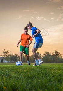 两名女足球运动员图片
