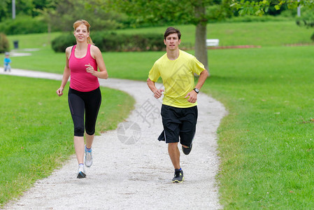 早上在公园慢跑的年轻夫妇图片