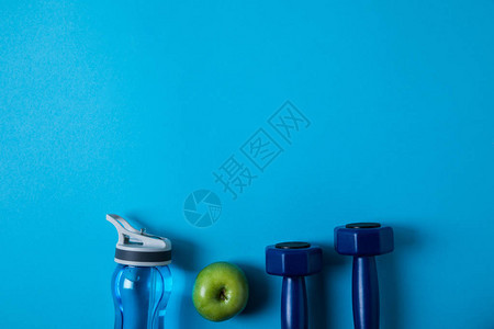 在蓝色最微小的概念上被孤立的高压观视运动瓶绿图片