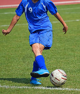 年轻足球运动员开球背景图片