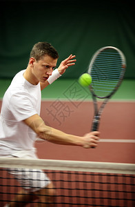 打网球的年轻人图片